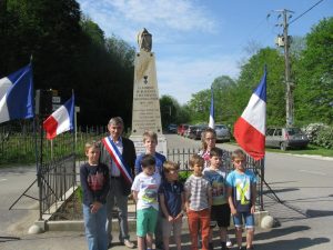 Le maire et les enfants qui ont lu leurs textes.